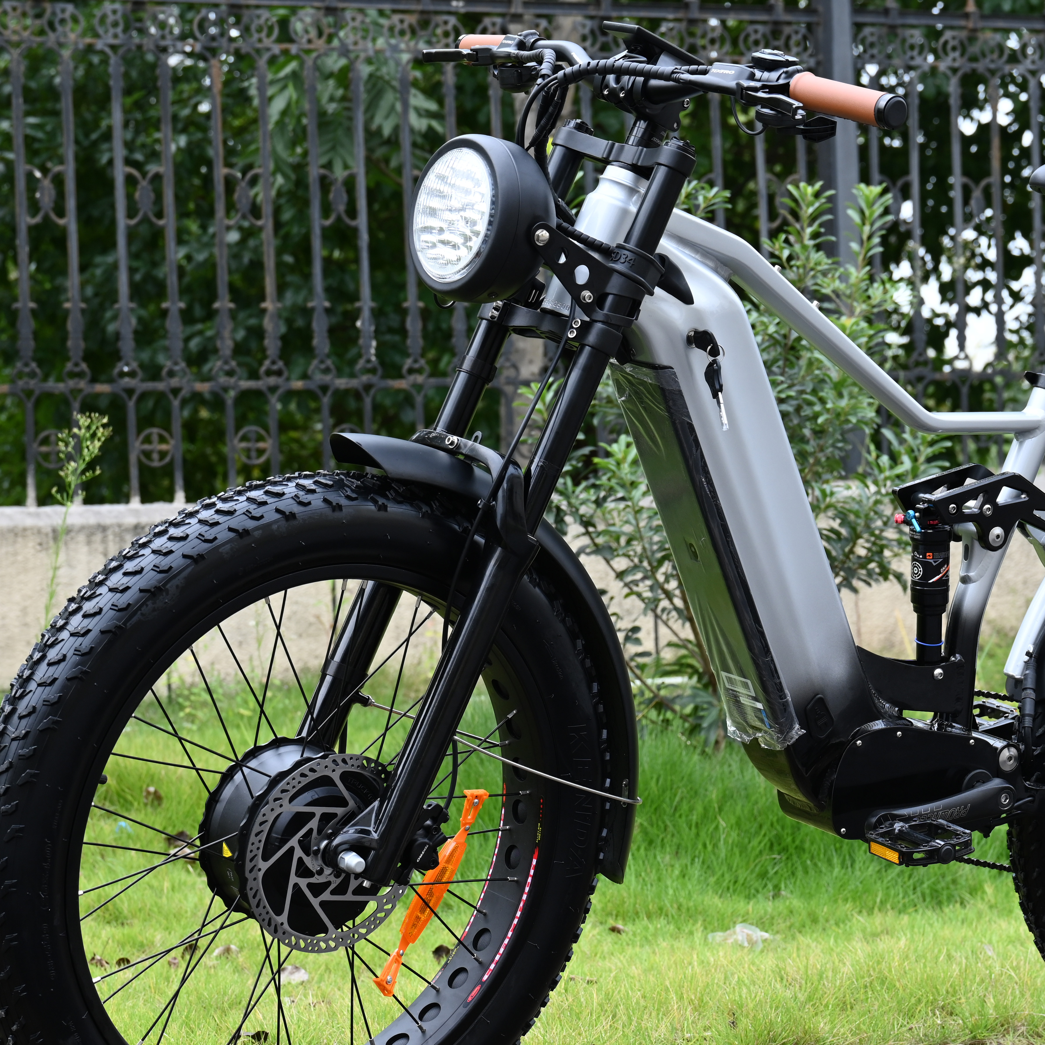 Leistungsstarkes Dual -Motor -Elektrobike mit Dual -Batterie 52 V 1000W+1000W Fettreifenmodell für den Verkauf